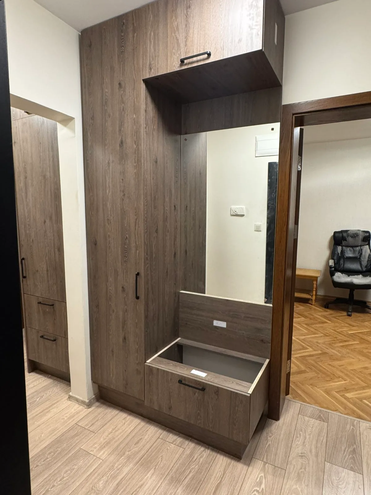 Антре по поръчка от тъмно дърво с огледало, чекмеджета и закачалки — проект Бургас