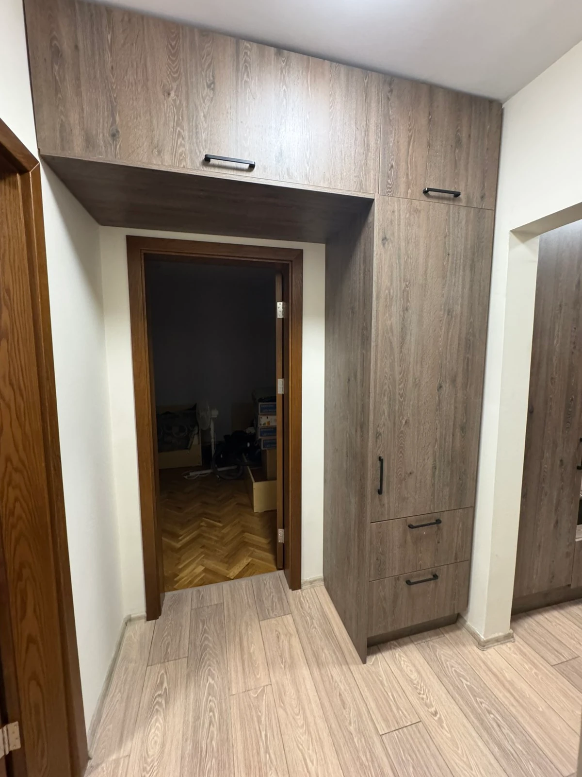 Вградено антре по поръчка с шкафове над вратата и чекмеджета от тъмно дърво — проект Бургас