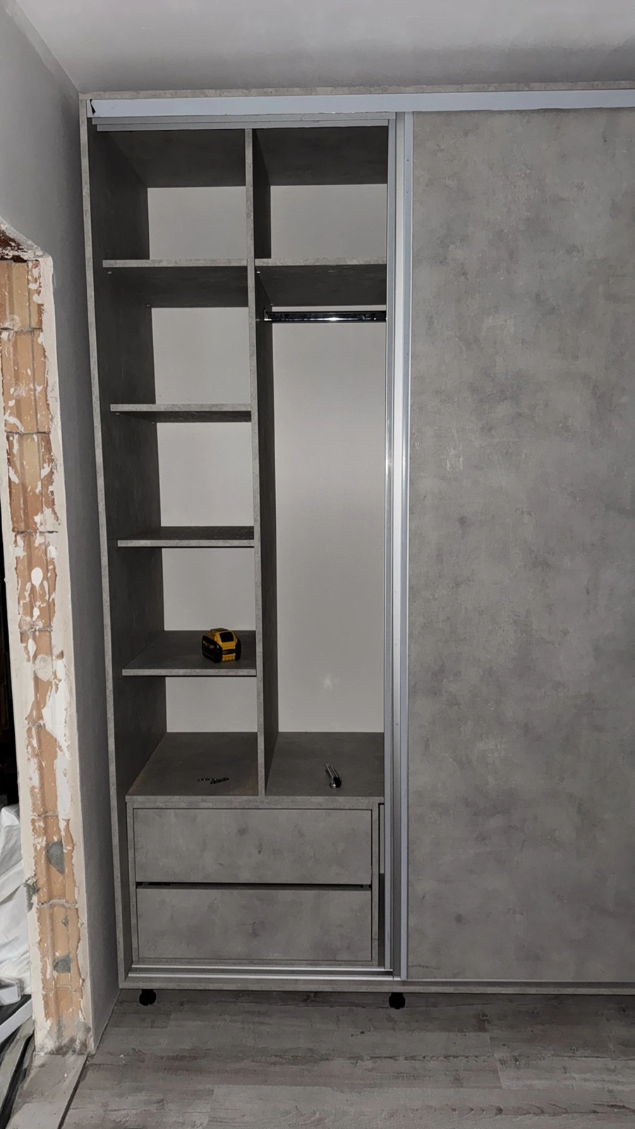 Гардероб по поръчка с плъзгащи врати в бетонов цвят с вътрешна организация — проект Бургас