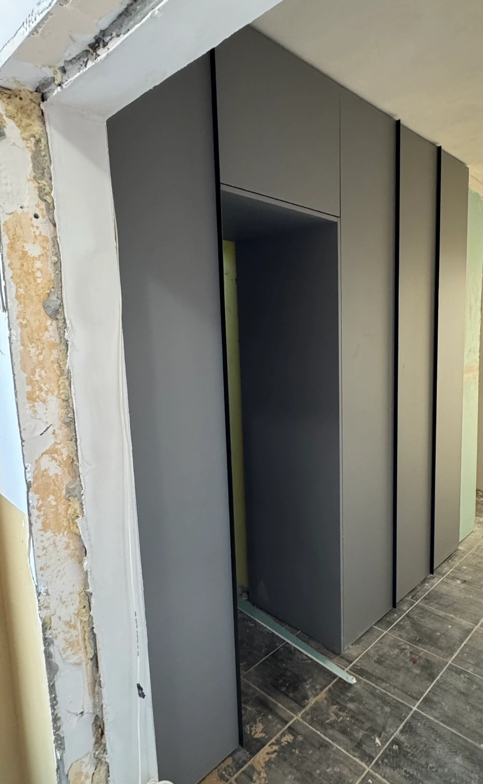 Вграден гардероб по поръчка в сиво с разпашни врати от пода до тавана — проект Бургас