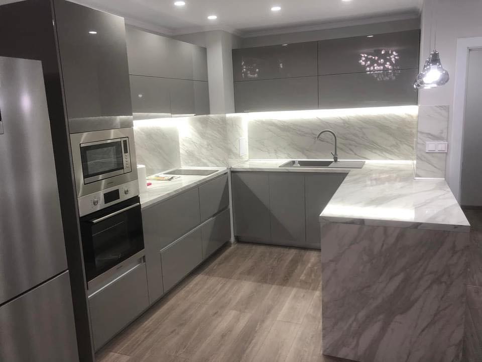 П-образна кухня по поръчка сиво гланц с технически камък и LED осветление — Бургас