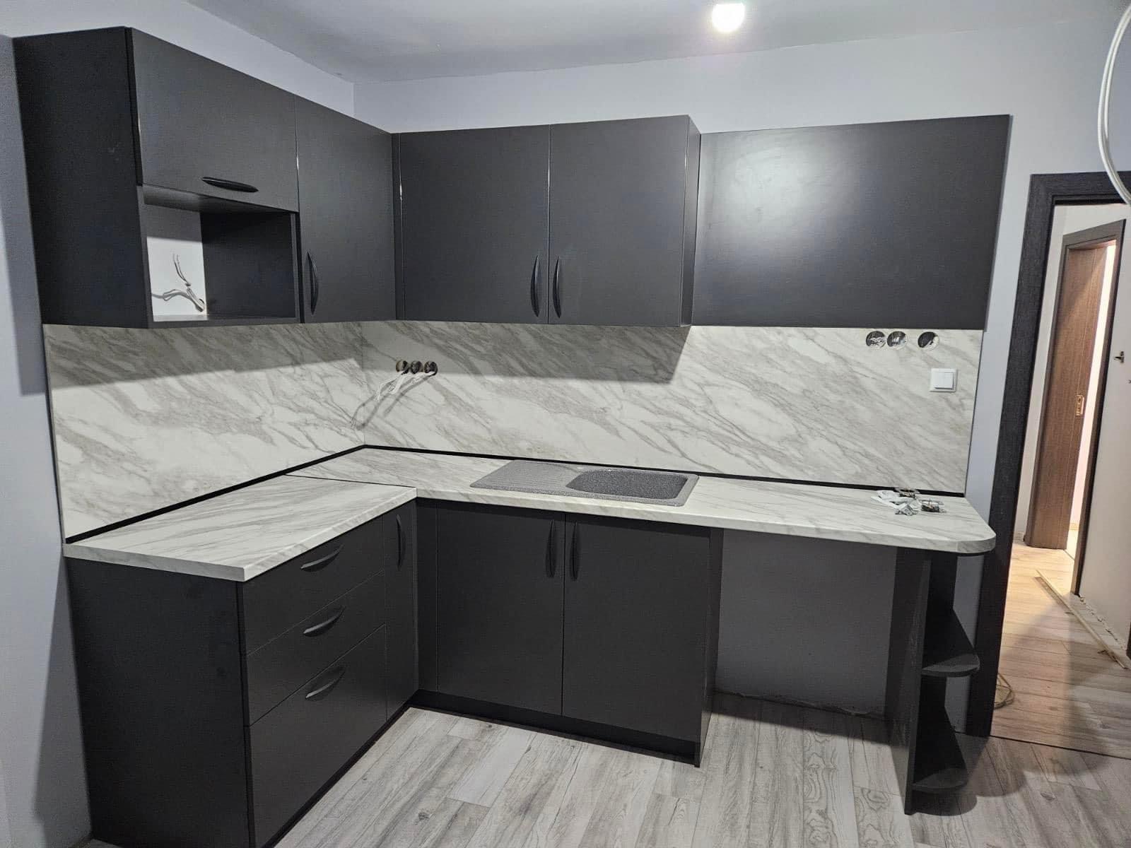 Права кухня по поръчка светло дърво с технически камък антрацит и LED лента — Бургас