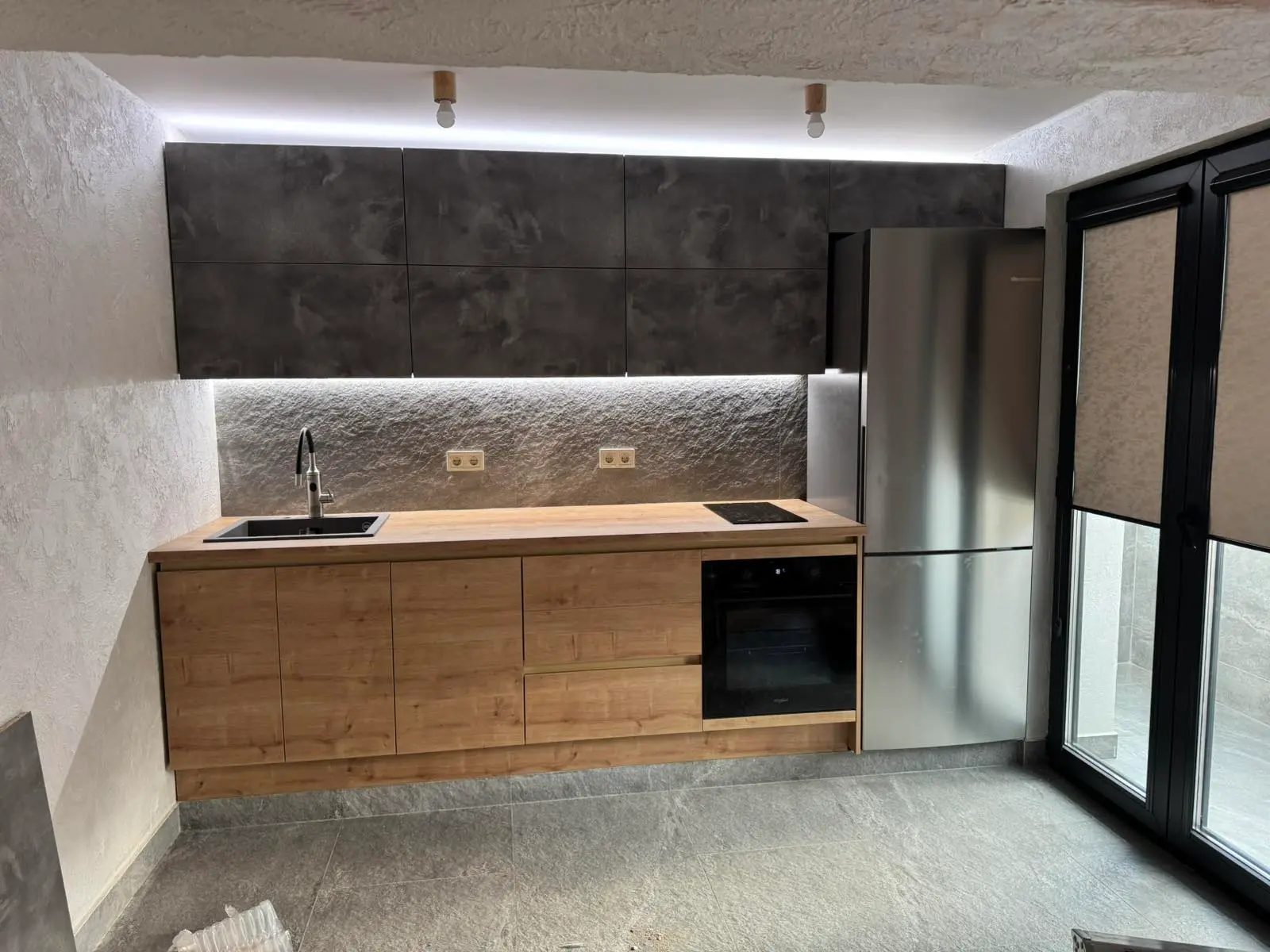 Г-образна кухня по поръчка в сиво и дъб с вградени уреди — реализиран проект в Бургас