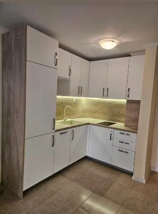 Кухня по поръчка в Бургас — МДФ врати, Blum обков, технически камък