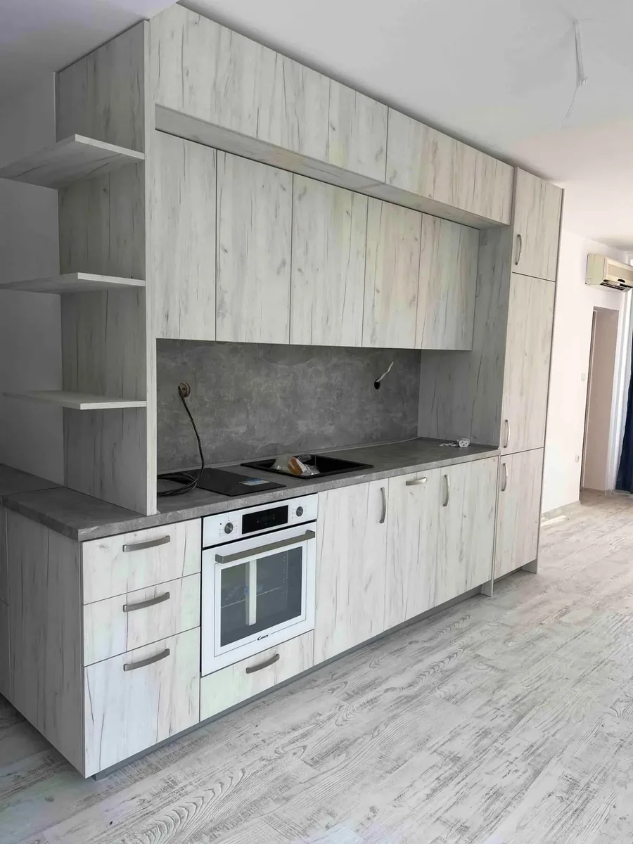 Права кухня по поръчка от ПДЧ светло дърво с бетонен плот и открити рафтове — проект Бургас