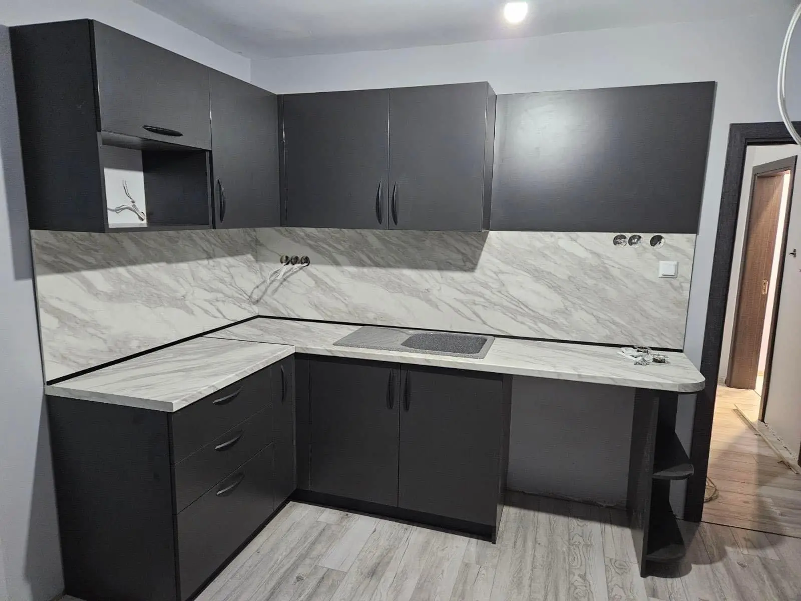 Права кухня по поръчка от светло дърво с технически камък антрацит — проект Бургас