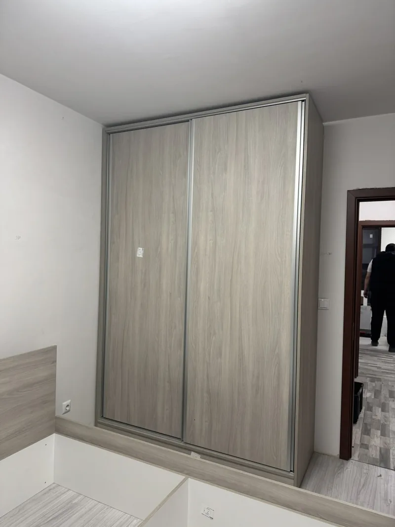 Гардероб по поръчка с плъзгащи врати в светъл дъб, Бургас